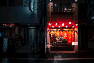 夜晚街边亮灯的传统小店