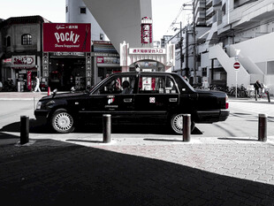 城市街头的复古出租车