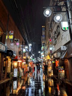 雨夜中的热闹日式街道