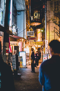 夜晚街头的行人与霓虹景象