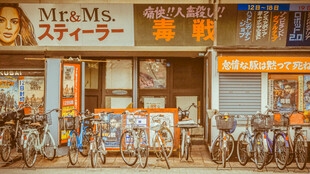 复古街边商铺景象