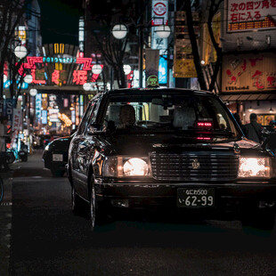 夜晚街头的复古出租车