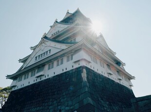 大阪城阳光下的古老城堡