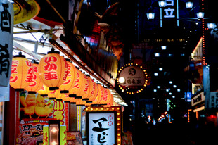 热闹夜市的璀璨招牌