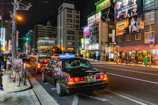 东京街头夜景中的出租车