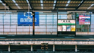 机场候机区广告牌场景