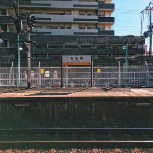 城市铁轨旁的建筑景象