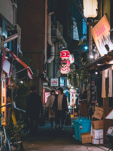夜晚街头的日式小巷风情