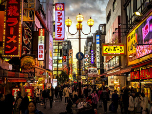 繁华都市商业街夜景