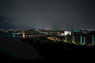 城市夜景下的河畔灯光美景