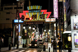 繁华都市霓虹夜景街道