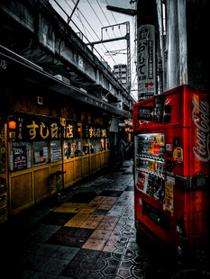 雨夜中的城市街头小店