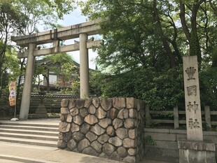 日式石制牌坊与绿树景观