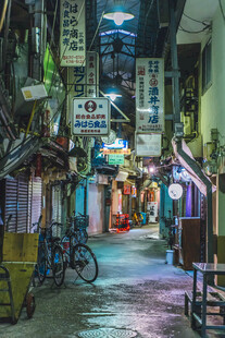 霓虹闪烁的日式小巷夜景