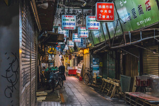 香港狭窄街巷的市井景象