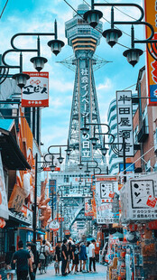 繁华都市街头的热闹景象