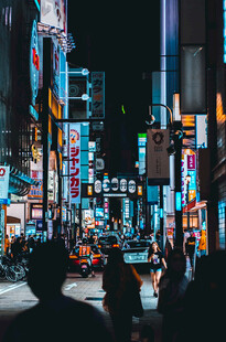 繁华都市夜晚街头景象