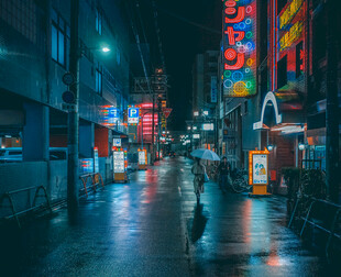雨夜霓虹下的城市街道
