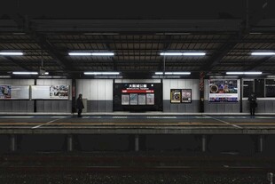 空旷地铁站台的静谧时刻