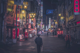 都市夜巷中的孤独身影