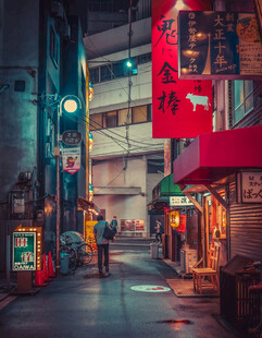 霓虹闪烁的都市小巷
