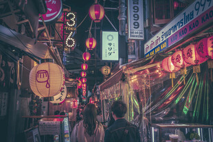 热闹的日式夜间商业街