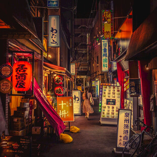 日式小巷的夜间繁华景象