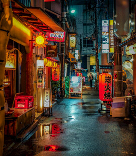 霓虹闪烁的日本街头小巷
