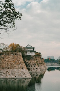 古城墙畔的中式建筑景观