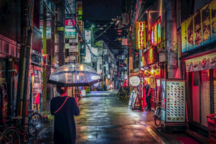 雨夜霓虹下的街头景象