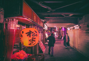 日式街巷中的温馨夜景