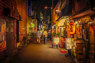 日本夜间热闹的传统小巷