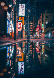 霓虹夜色下的城市街道倒影