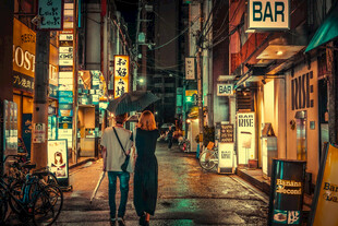 雨夜都市小巷中的行人