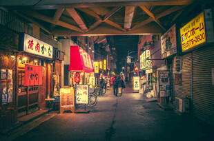 日式夜间小巷街景