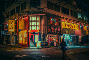 夜晚繁华街角的绚丽景象