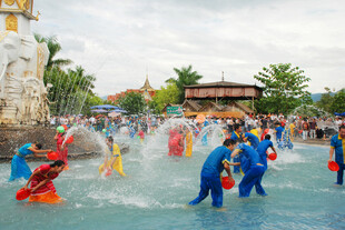 水上乐园欢乐玩水场景