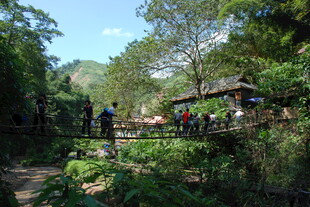 山间木桥处的游客景致