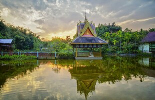 湖畔泰式建筑的静谧风光