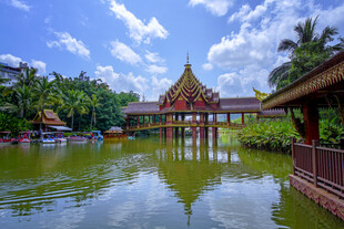 湖畔古建风景优美
