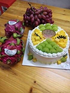 水果装饰的美味生日蛋糕
