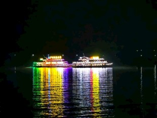夜湖游船