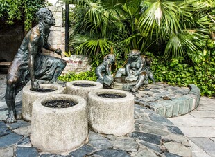 户外石雕座椅与绿植景观