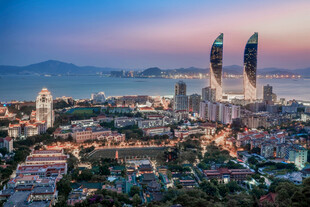 城市天际线夜景俯瞰图