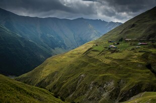 山间绿野云雾缭绕之景