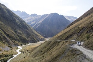 蜿蜒山路穿行于壮美山峦