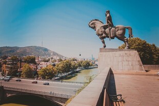 城市中的骑马雕像景观