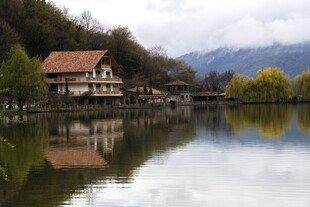 湖畔小屋山水相映成趣