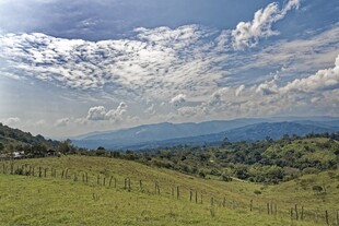 田园风光远山与蓝天白云