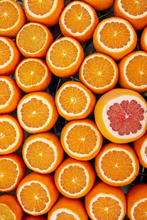 橙与西柚切片整齐排列